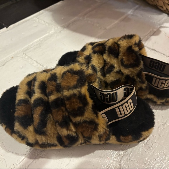 UGG Fluff Yea slippers. Kids Size 3. - Picture 2 of 4